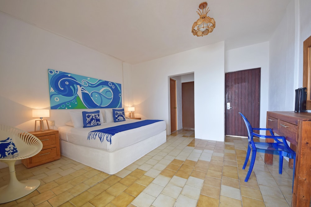 Emperador Vallarta Beachfront Hotel and Suites 9/74