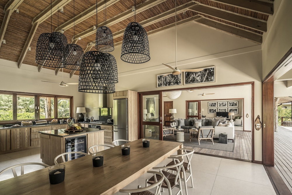 FOUR SEASONS RESORT SEYCHELLES AT DESROCHES ISLAND 24/58