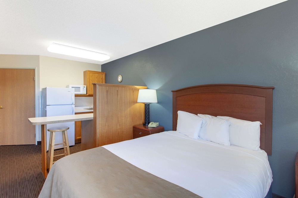 Efficiency, Deluxe, Queen Bed, High Floor