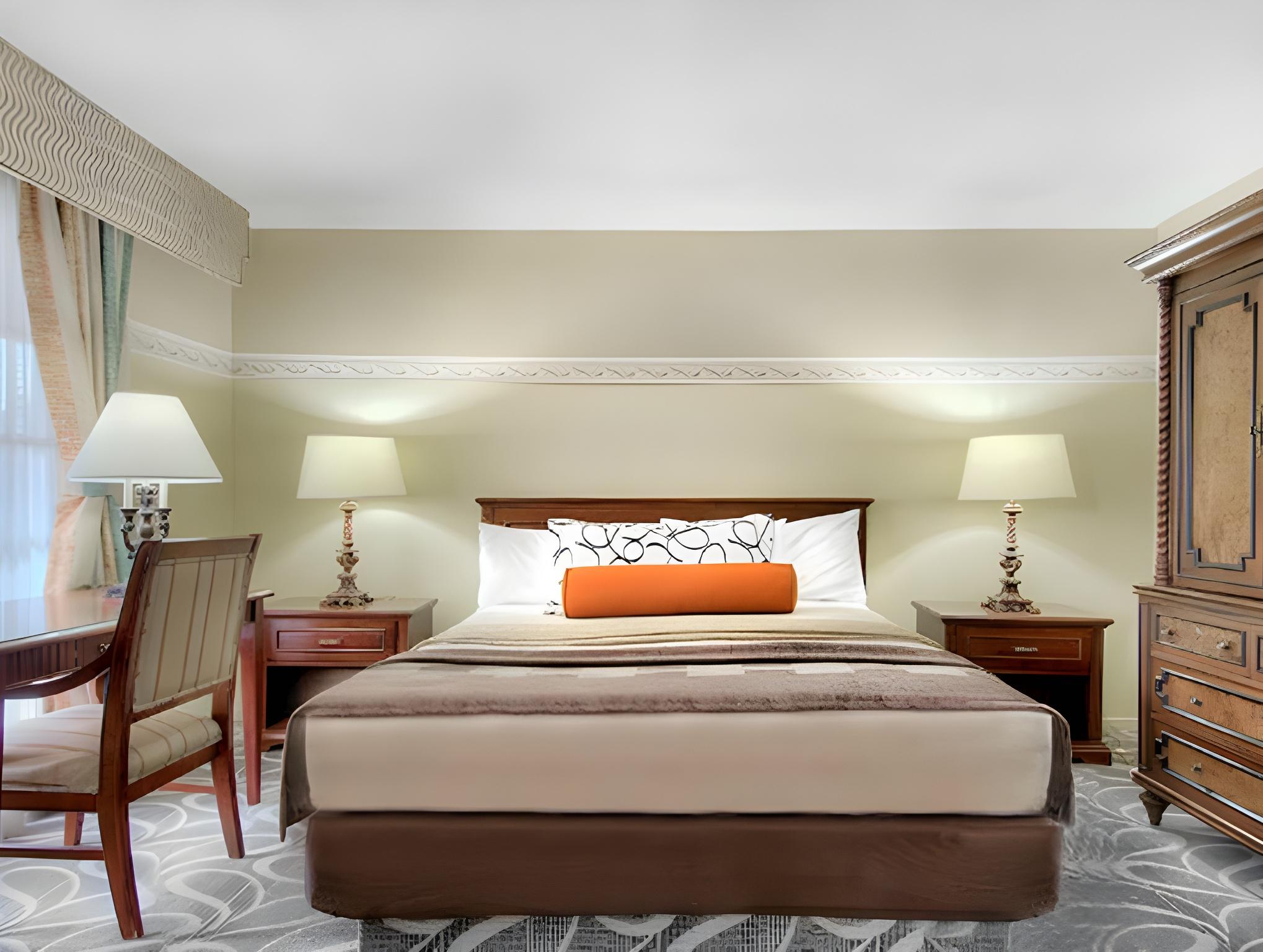 ROOM, QUEEN BED, SMOKING