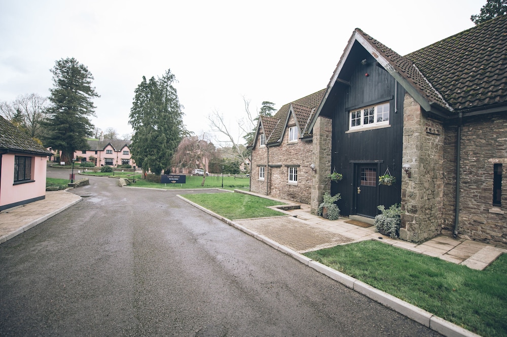 Cwrt Bleddyn Hotel & Spa 35/42