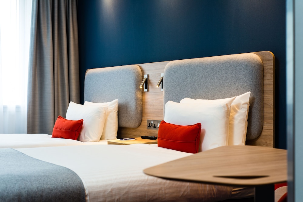 Holiday Inn Express Strathclyde Park M74 Jct 5 13/43