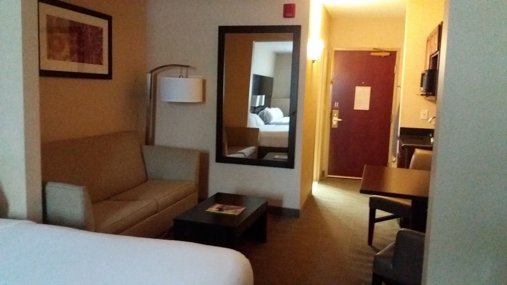 Holiday Inn Express Hotel And Suites Waterford 17/47