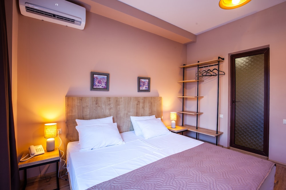 Hotel N16 11/48