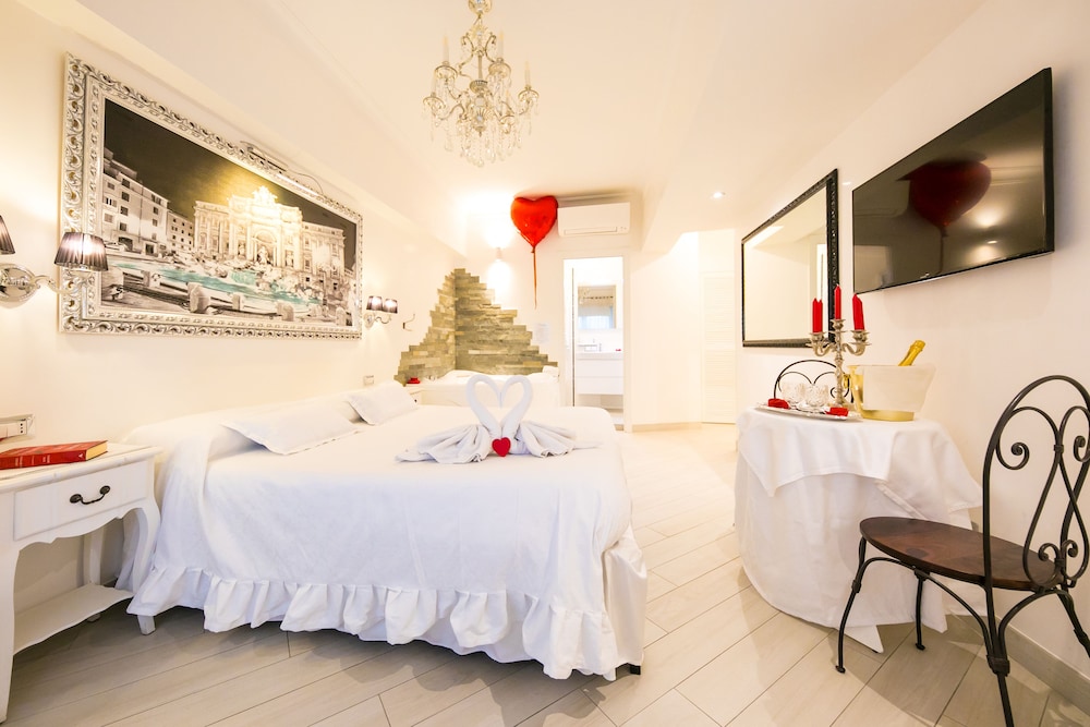 DELUXE, SUITE, JETTED TUB