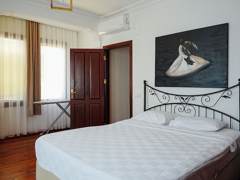 2 Bedrooms, Villa, Queen and Twin Beds, Garden View, Sofa, Garden Area