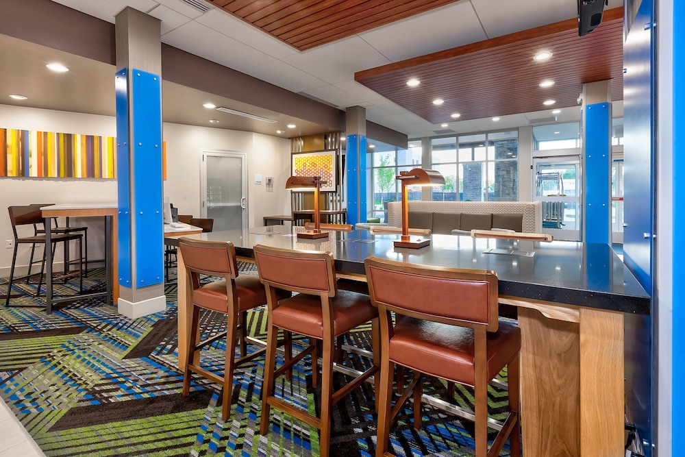 Holiday Inn Express Suites Grand Rapids Airport South 32/39