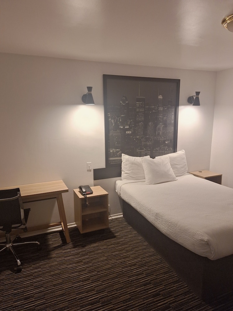 ROOM, DOUBLE BED