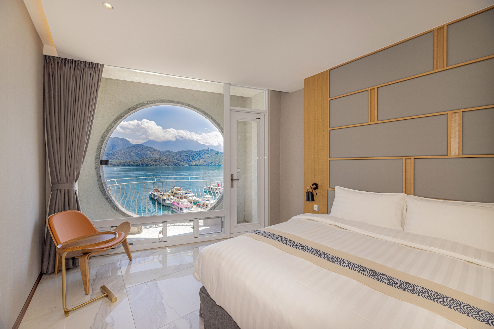 DELUXE, DOUBLE BED, LAKE VIEW