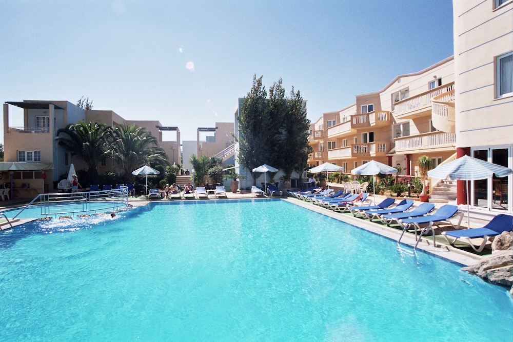Futura Hotel 81/84