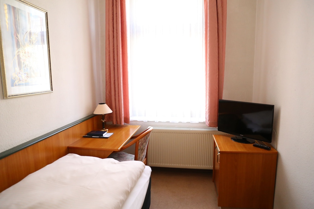 ROOM, SINGLE