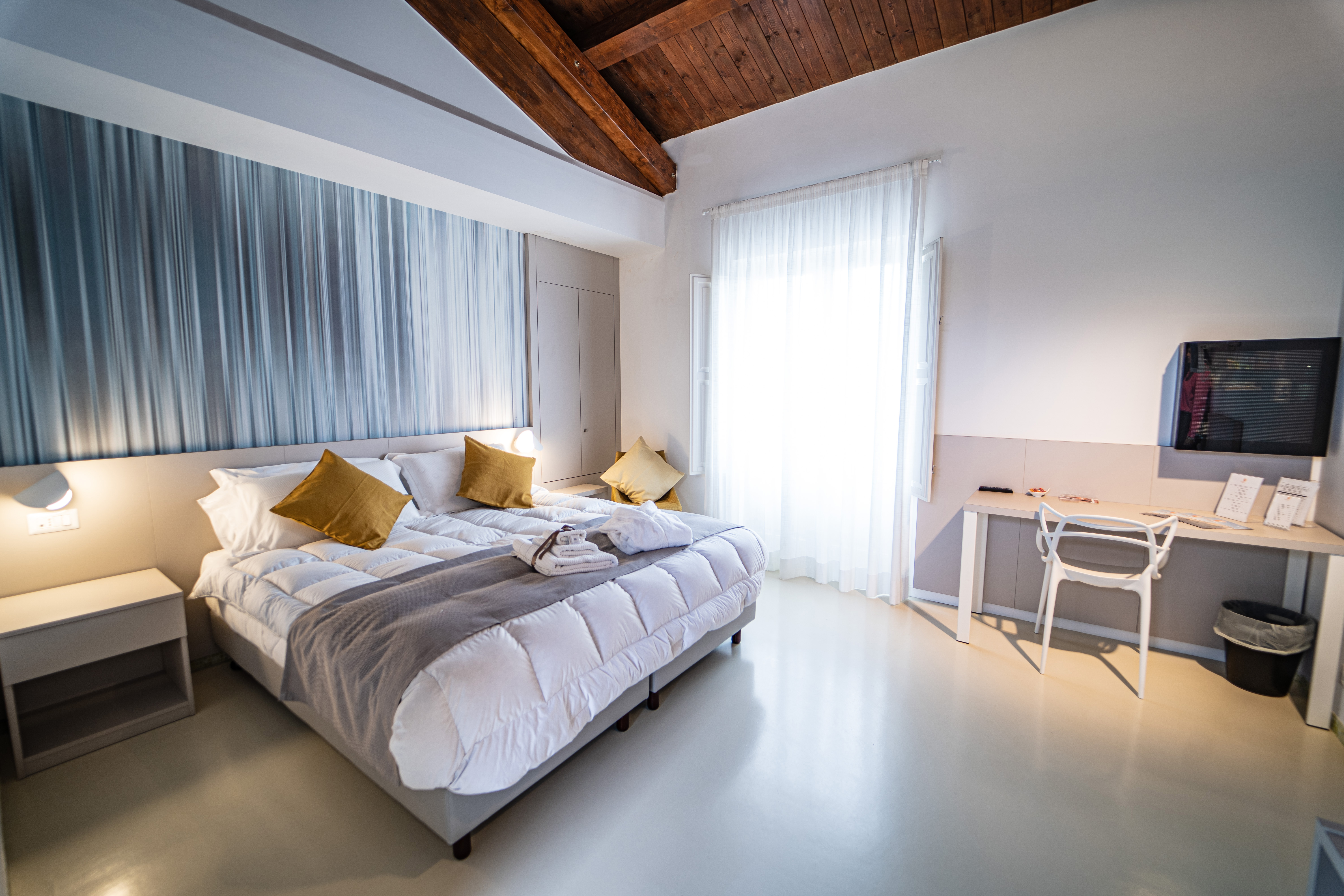 ROOM, DOUBLE BED