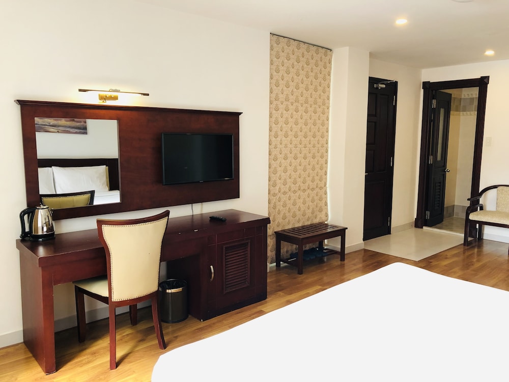 Sunny Hotel 31/54