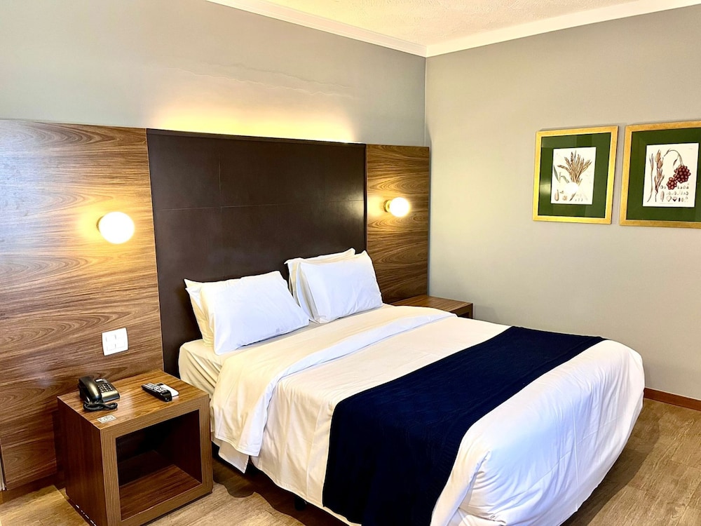 Oasis Tower Hotel 24/61