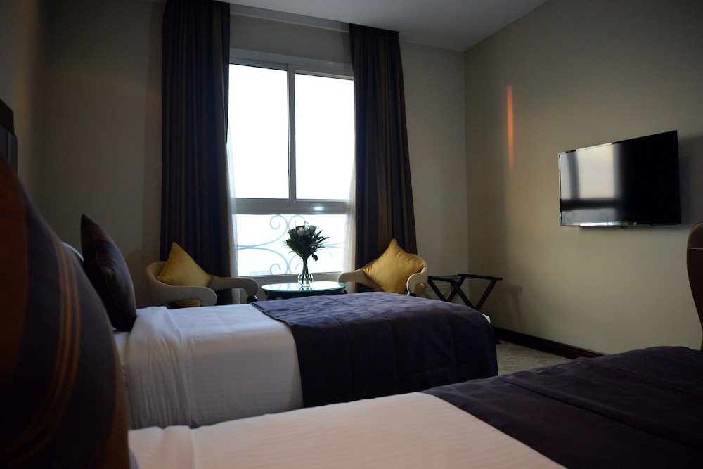 Strato Hotel By Warwick 7/28