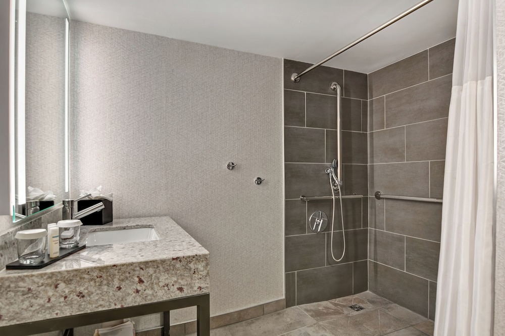 جناح بسرير كينج مع أريكة لذوي الإعاقة، Embassy Suites by Hilton Minneapolis Airport 7/9