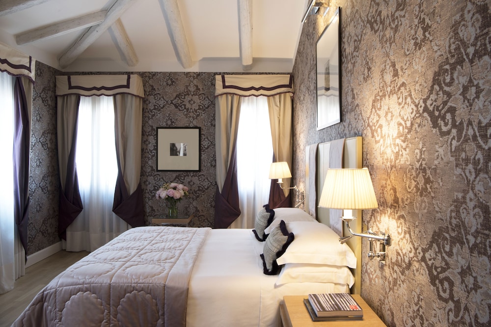 DELUXE, DOUBLE OR TWIN BED