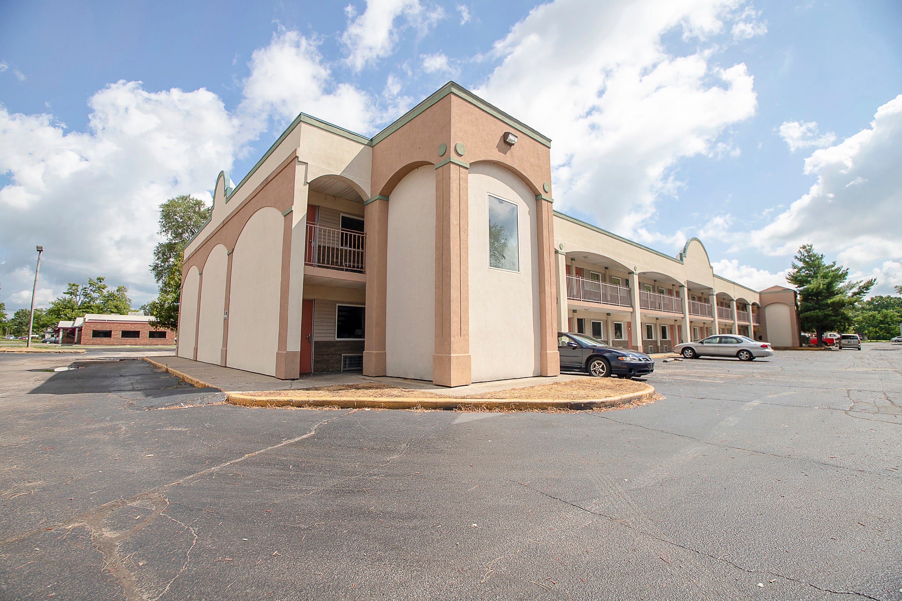 Hotel O Daylight Inn Elkhart I-90, IN 16/18