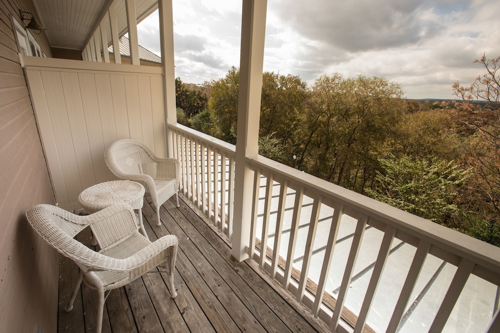 Gruene River Hotel & Retreat 20/50