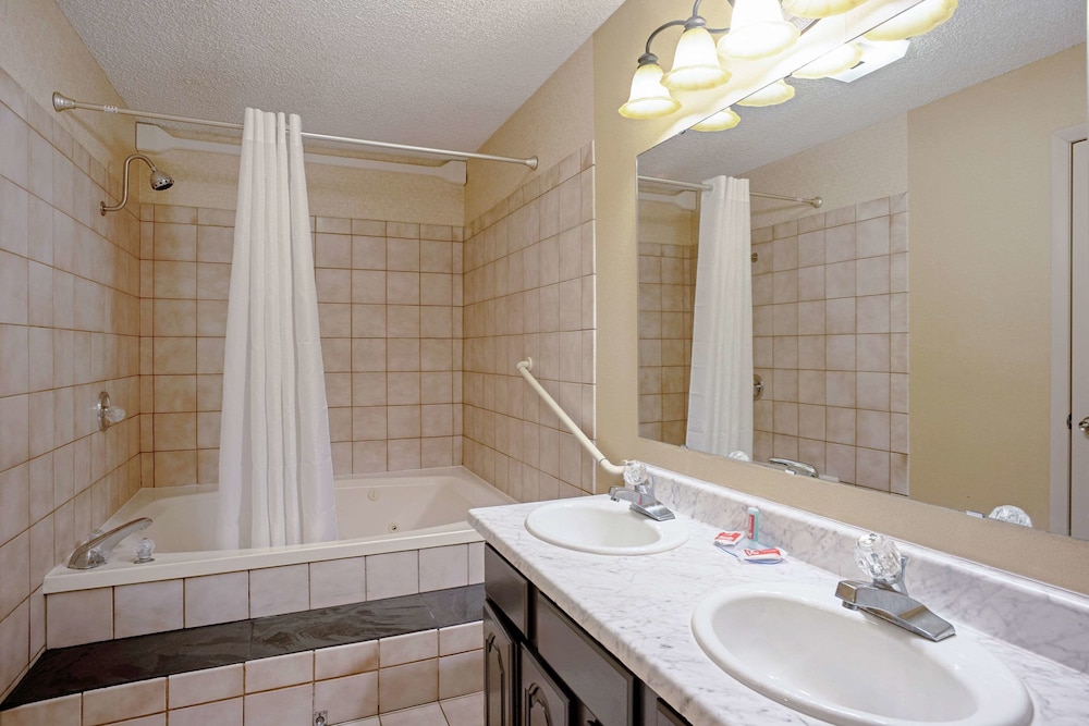 Quality Inn Frontier at US Hwy 30 12/34