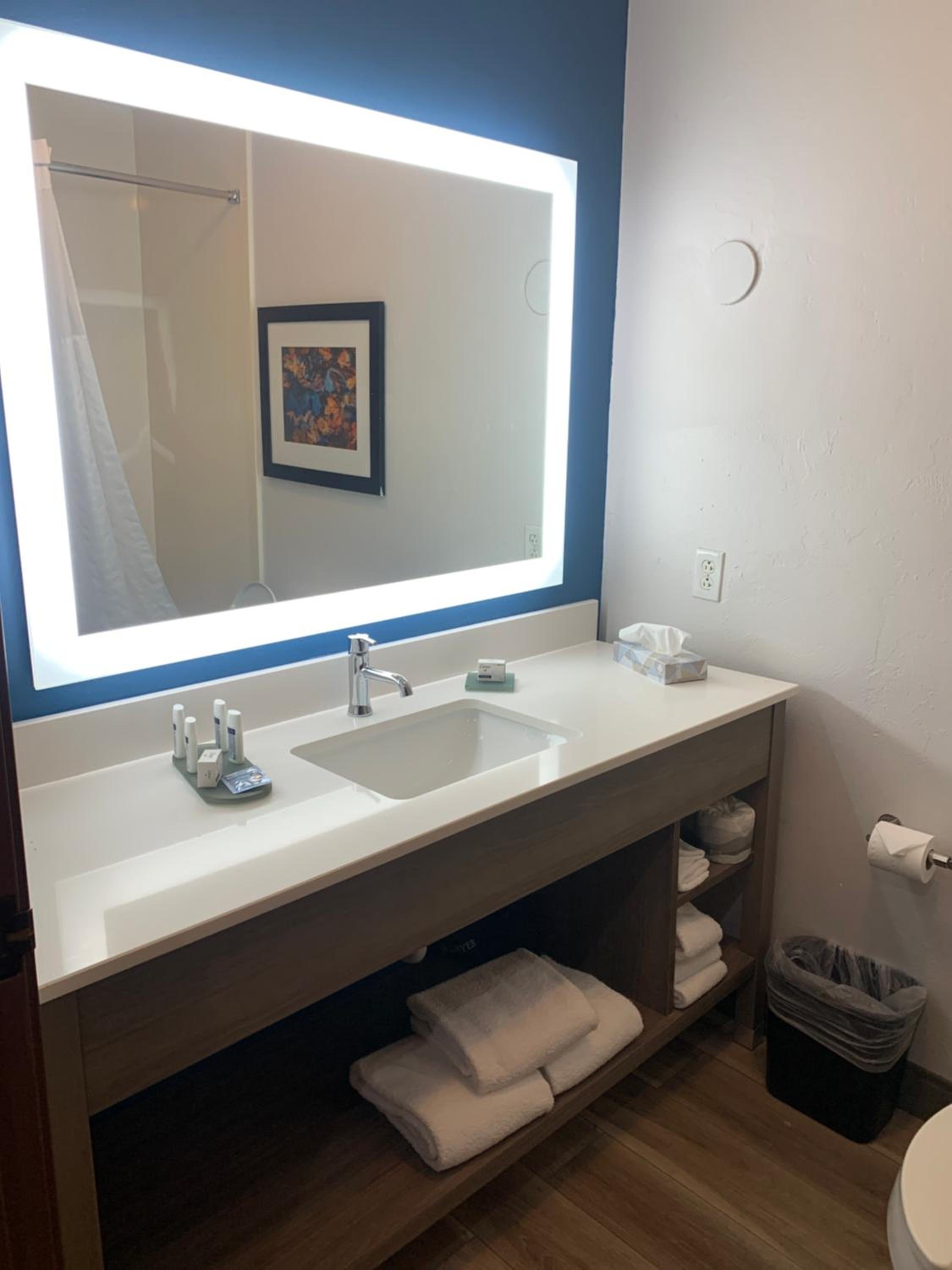 غرفة بسريرين كوين بحوض استحمام لذوي الإعاقة، La Quinta Inn & Suites by Wyndham OKC North - Quail Springs 7/10