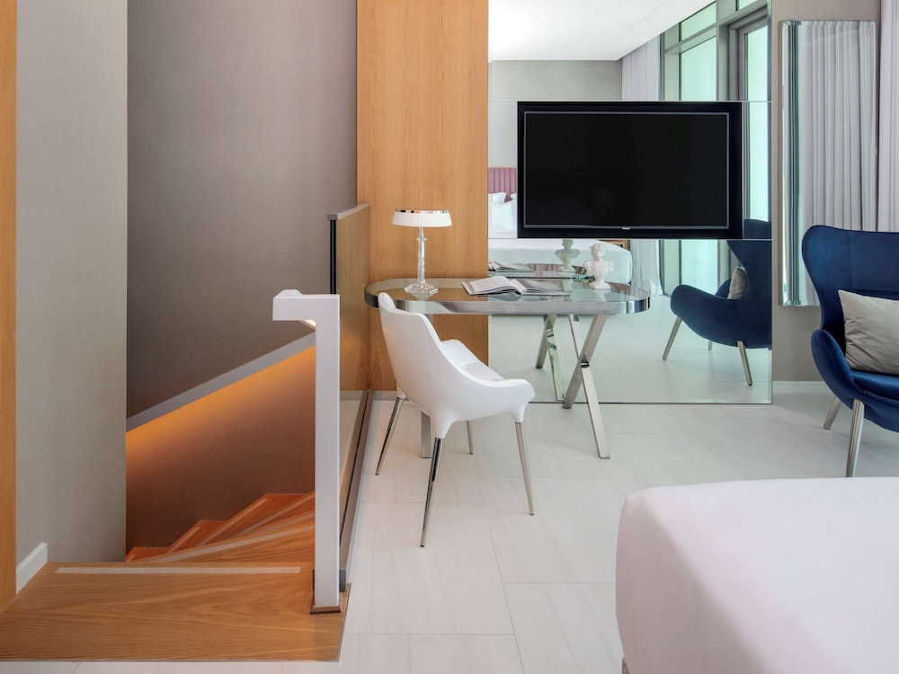 SLS Dubai Hotel and Residences 63/75
