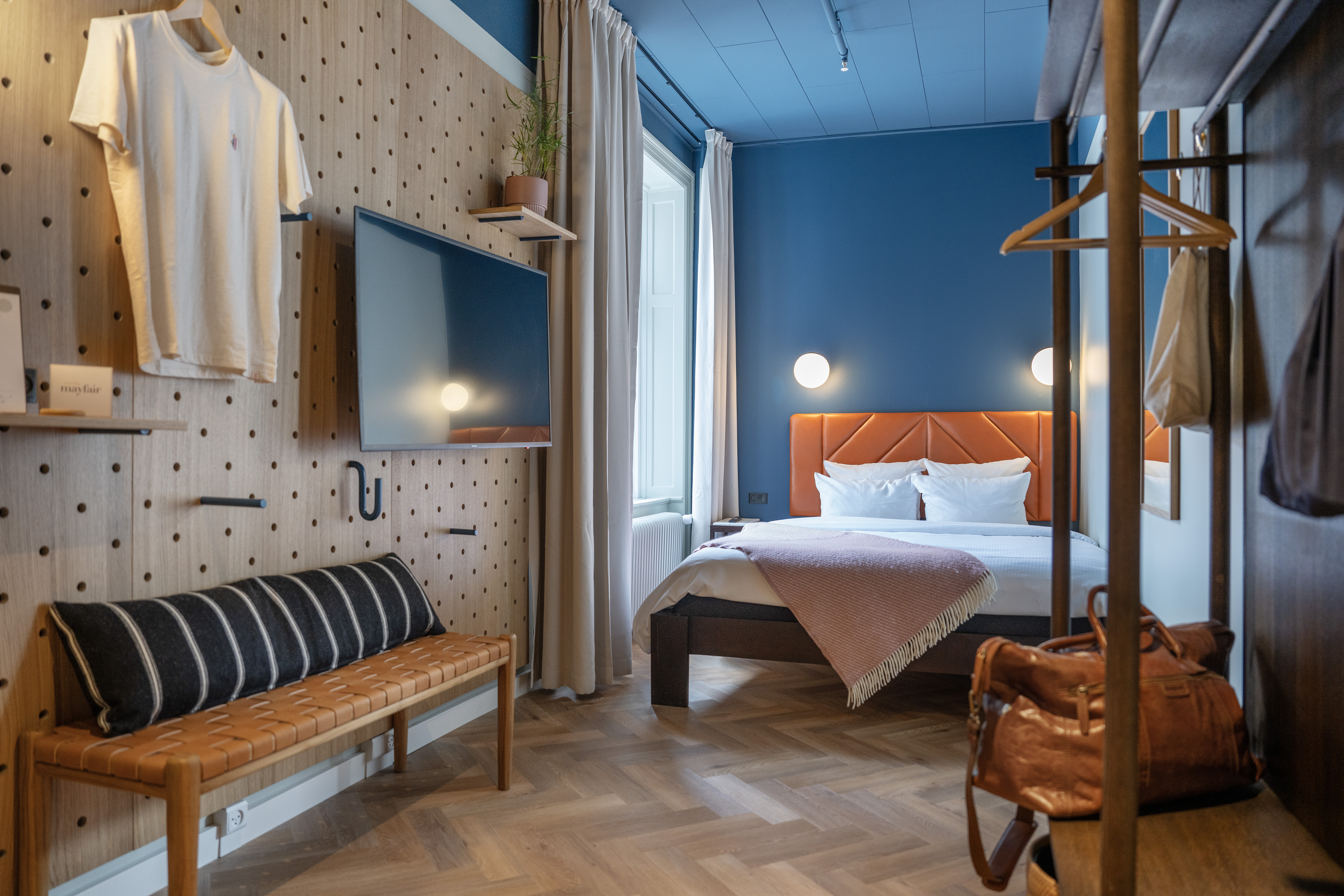 Modest, Double Bed