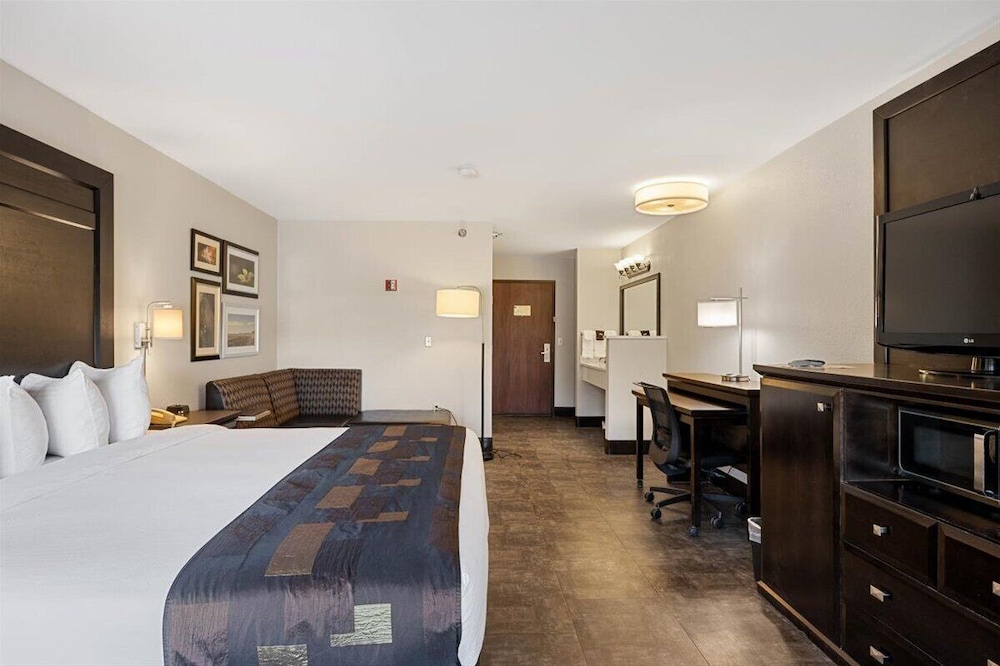 DELUXE, KING BED, JETTED TUB
