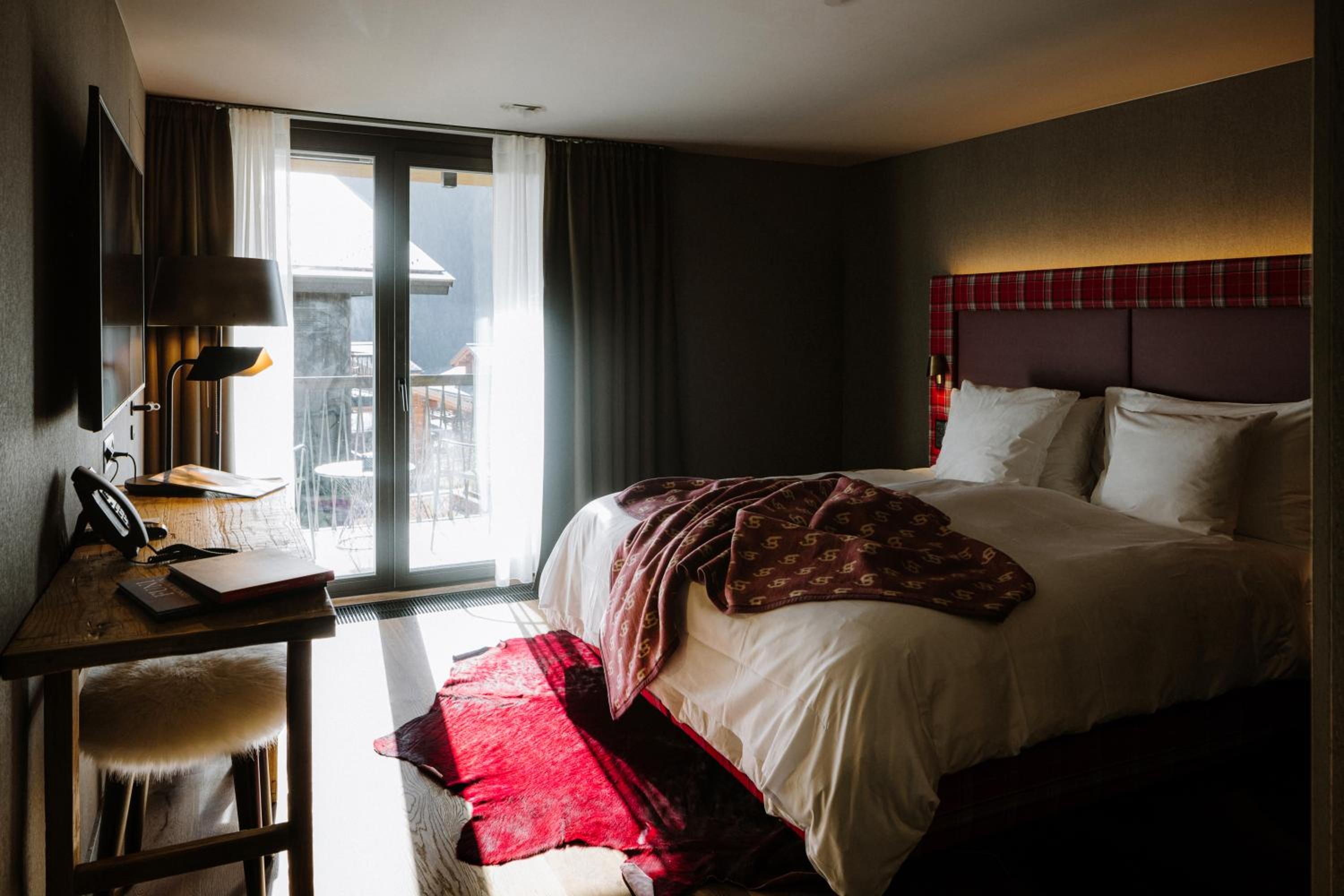 Cozy, King Bed, Eiger View