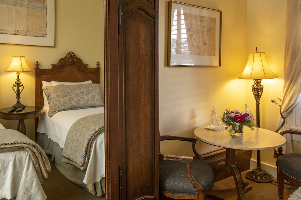The Washington Square Inn 20/82
