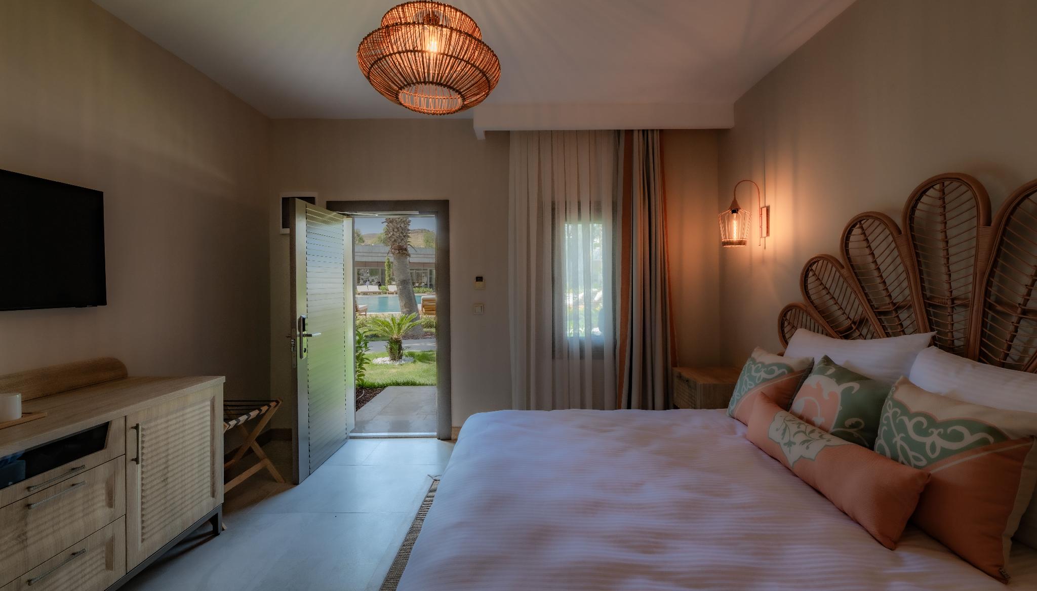 Room, King Bed, Pool Side
