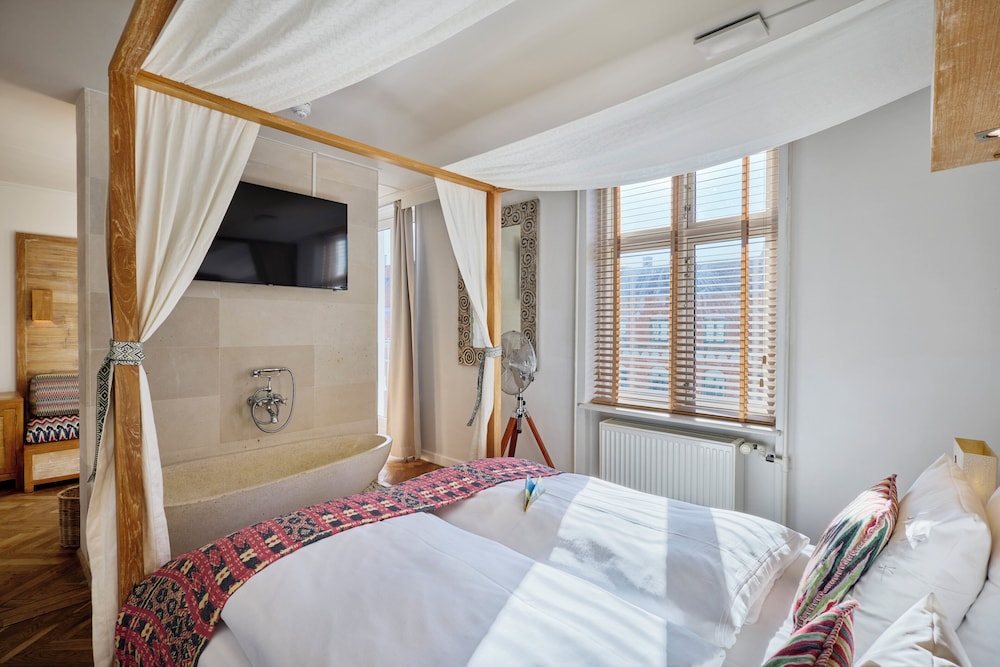 JUNIOR SUITE, QUEEN BED, CITY VIEW, BATHTUB