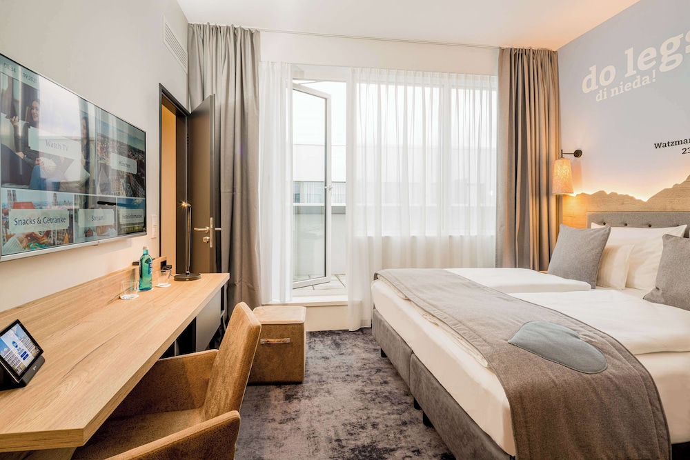 BUSINESS, QUEEN BED, BALCONY
