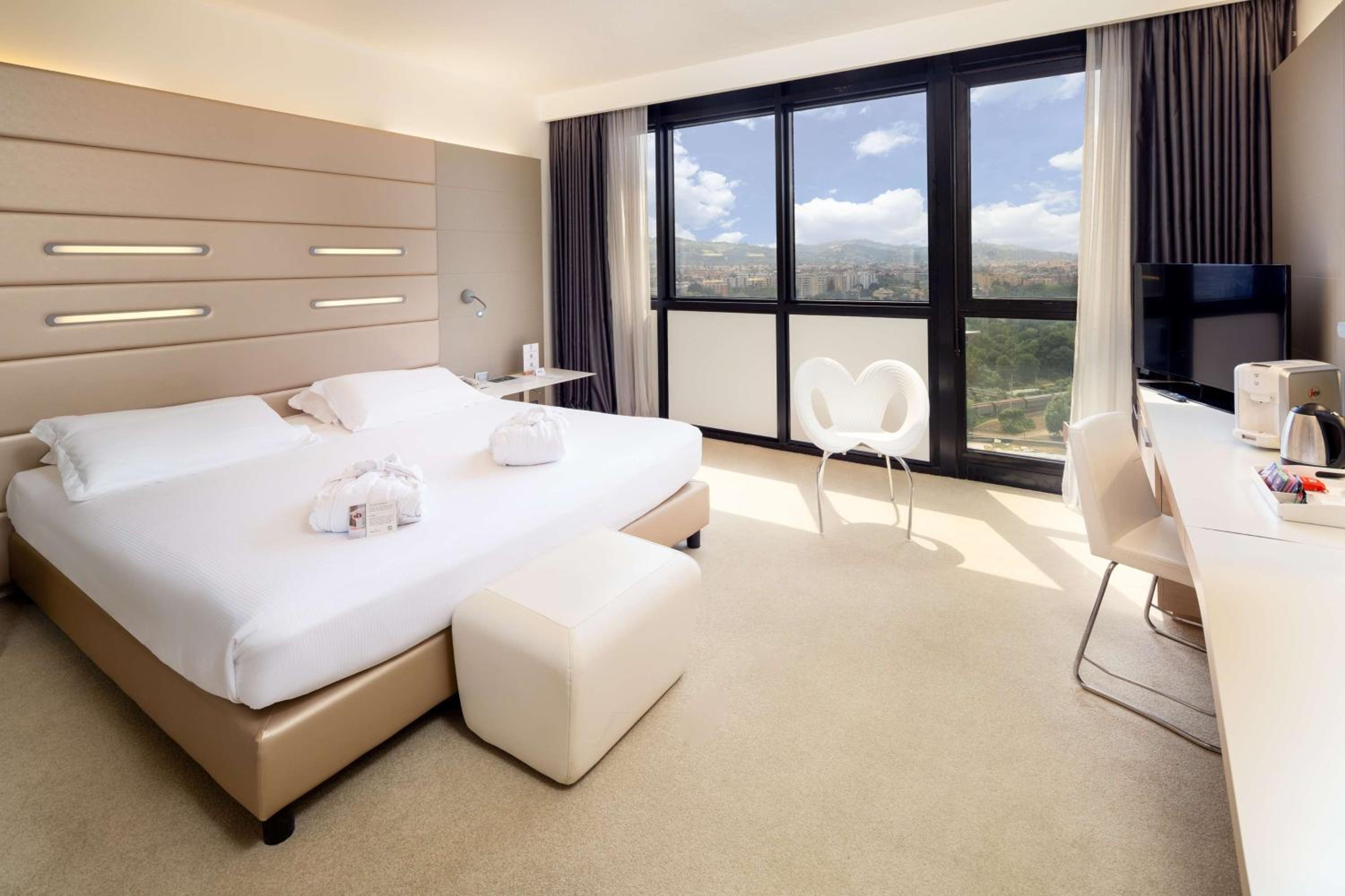 Deluxe, Double or Twin Bed