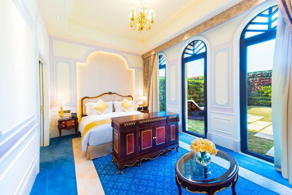 1 BEDROOM, SUITE, PRIVATE GARDEN, BALCONY