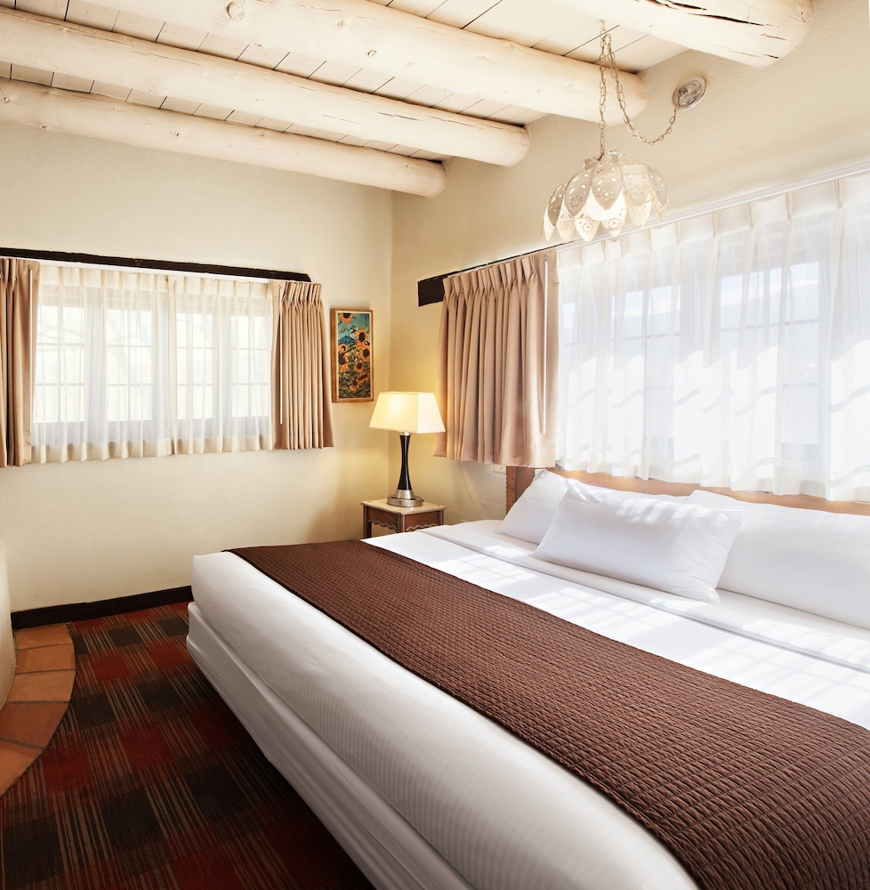 غرفة سوبيريور بسرير كوين، Sagebrush Inn Suites 4/8