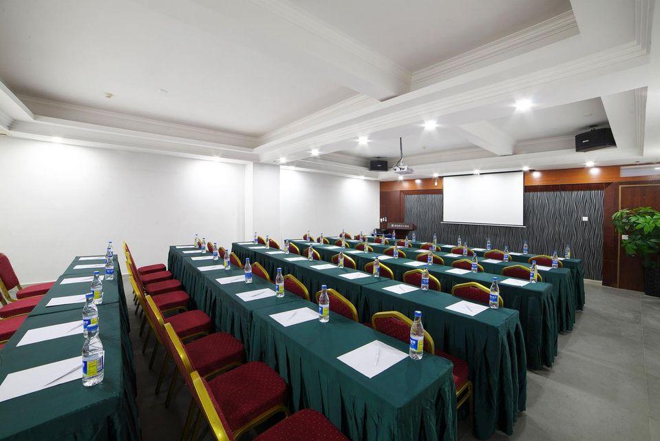 Boutique Holiday Hotel (Beihai Rt-Mart High-Speed Railway Station) 28/30
