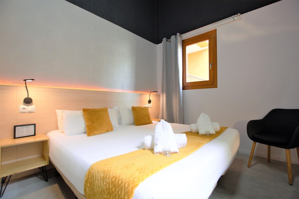 BRICK HOTEL 11/38
