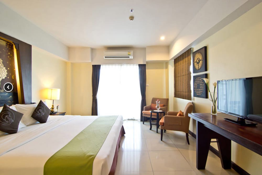 DELUXE, POOL VIEW