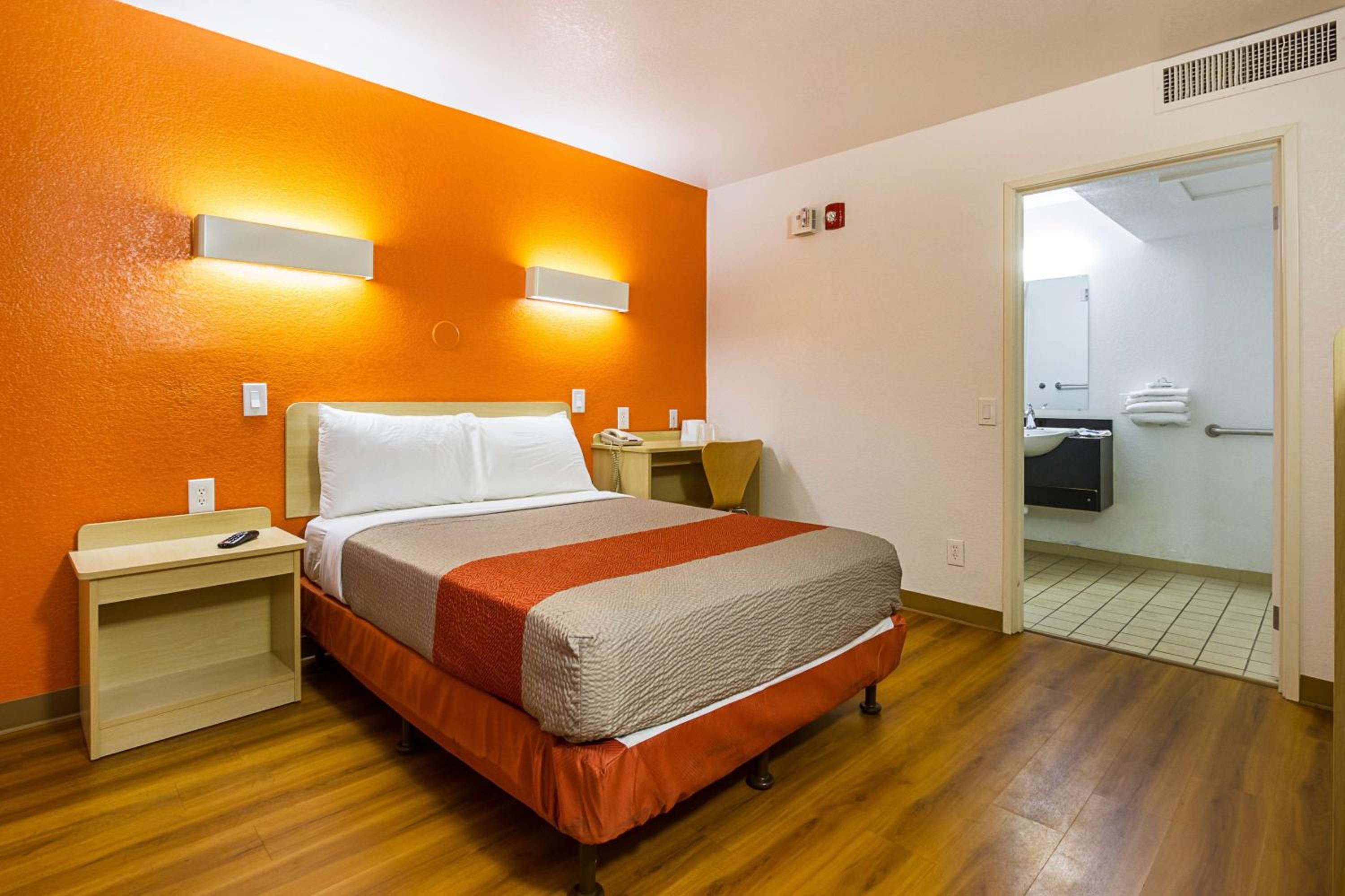 غرفة بسرير كوين، Motel6 Mesa, AZ - North 6/10