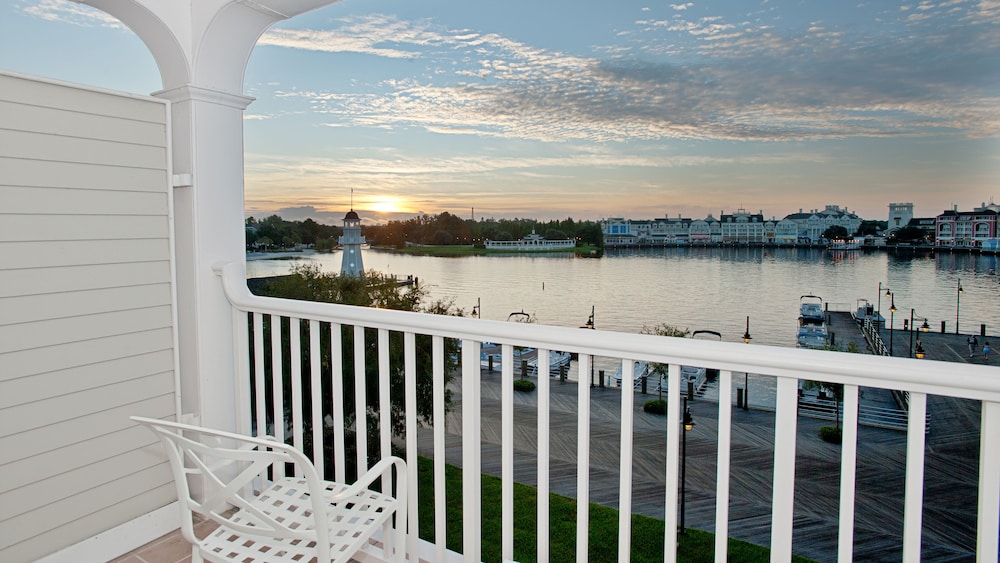 Disneys Yacht Club Resort 4/50