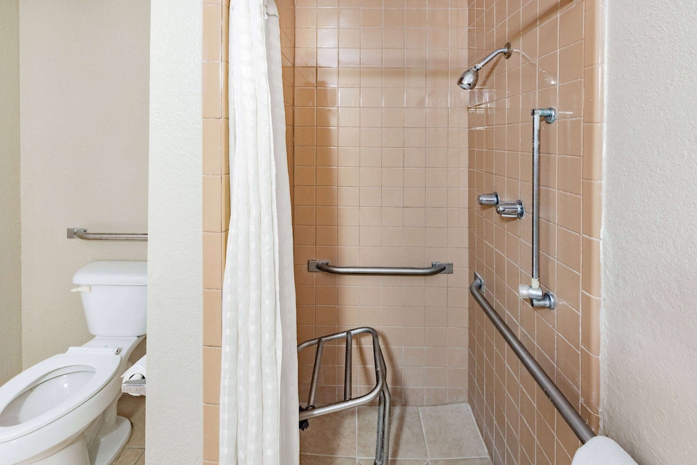Howard Johnson by Wyndham Houston Hobby Airport 59/61