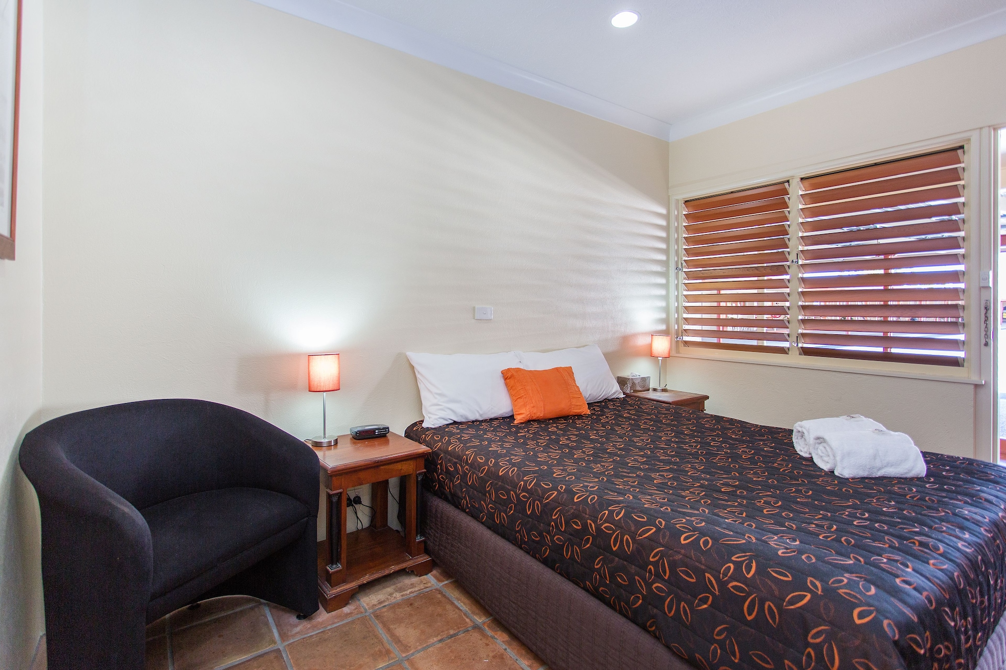 STANDARD, QUEEN BED