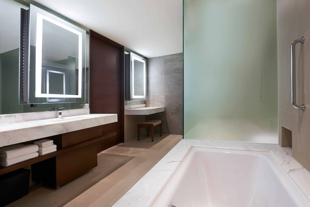 Courtyard by Marriott Seoul Myeongdong 10/53