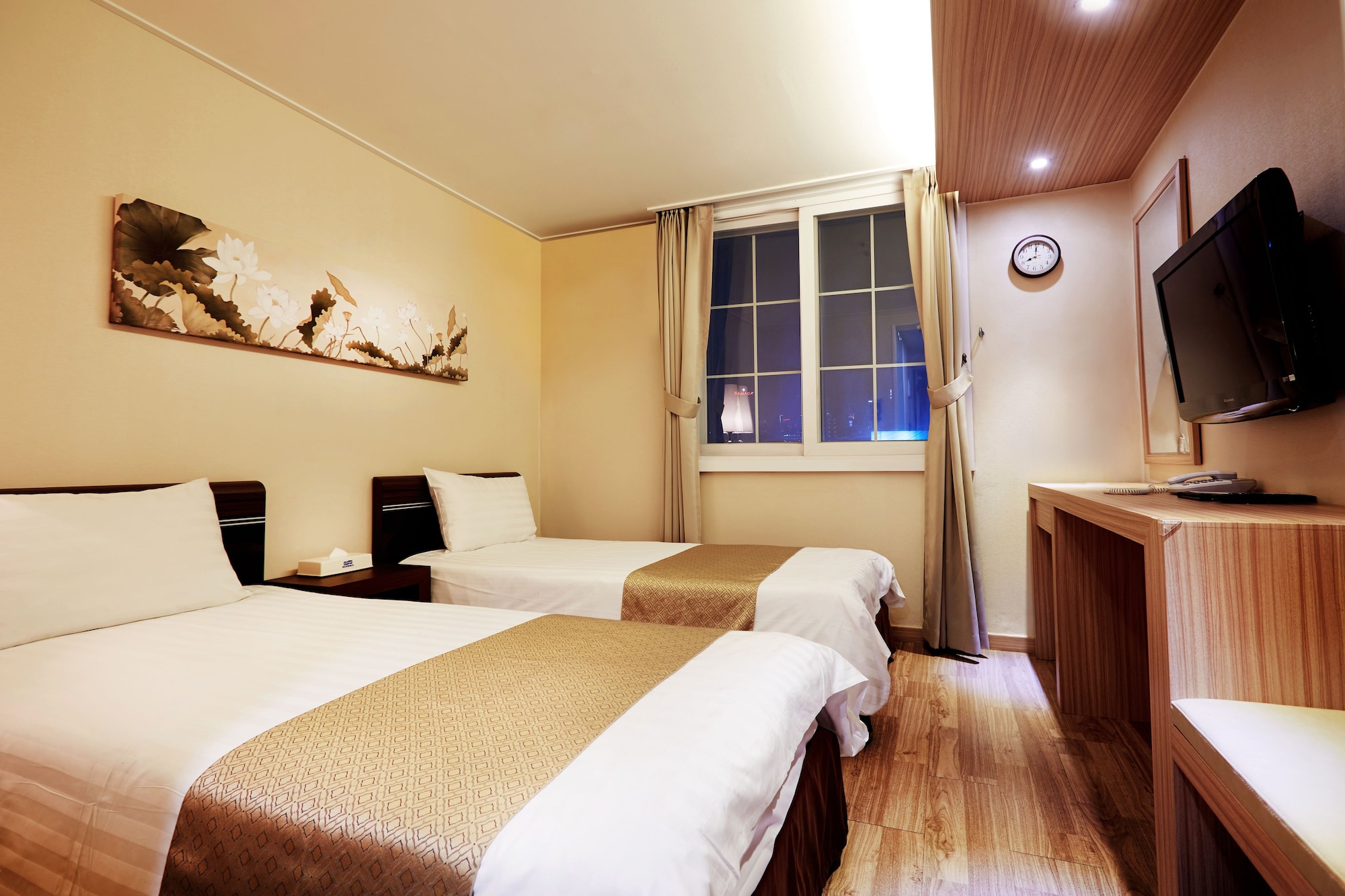 STUDIO, TWIN BEDS