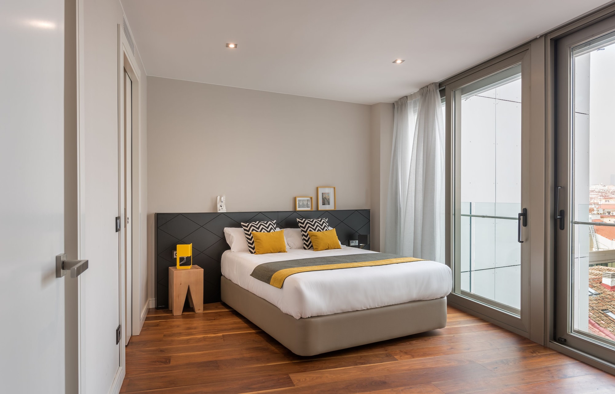 3 BEDROOMS, DUPLEX, CITY VIEW, TERRACE