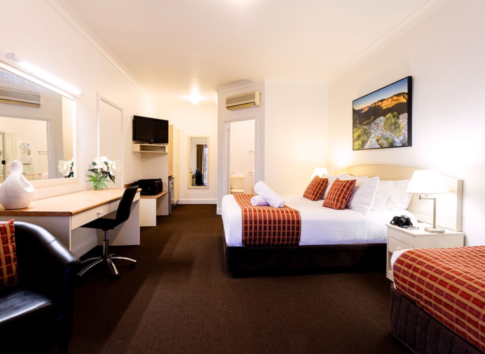Deluxe, 1 Queen and 1 Single Bed, BOWEN INN MOTEL 5/8