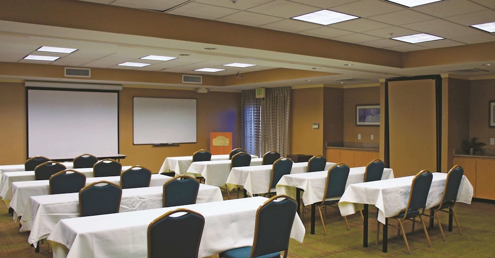 La Quinta Inn & Suites by Wyndham Houston Bush IAH South 35/46