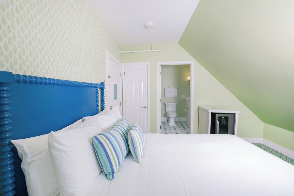 Mini, Cottage, Queen Bed, Harbour View, Balcony