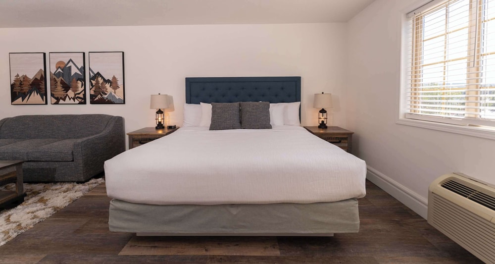 Suite, King Bed, Mountain View, Sofa, Jetted Tub